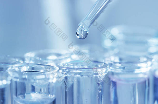 在实验室里，一位科学家带着长笛分析彩色液体，提取试管中的DNA和分子。<strong>概念</strong>：研究、生物化学、自然、医药