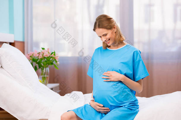 怀孕的女人，摸她的肚子
