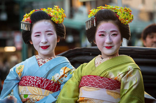 舞妓妇女，学徒艺妓在上在日本京都街头游行