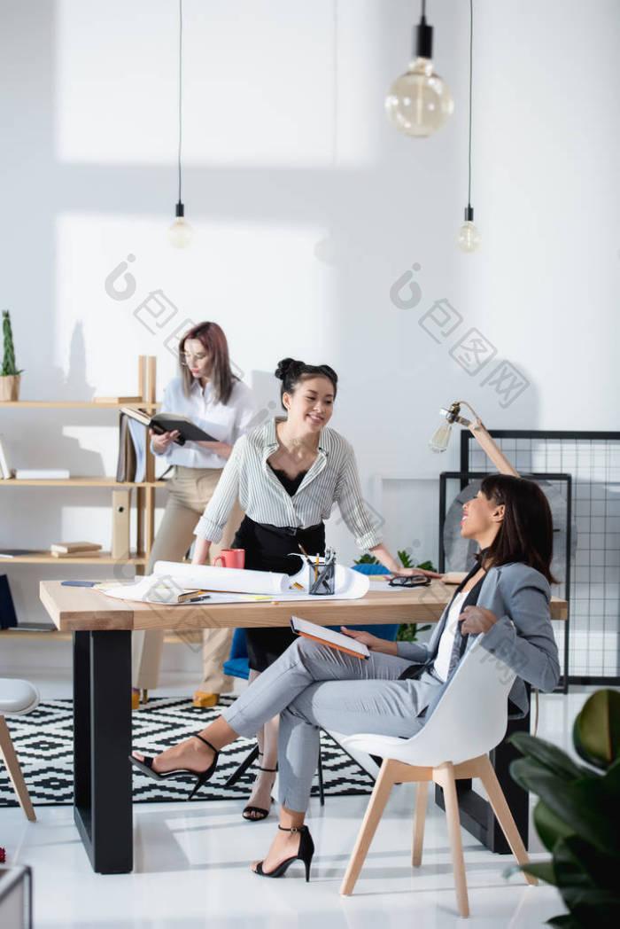 多民族女企业家在办公室工作图片-包图网企业站