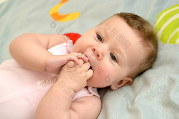 婴儿的嘴里牵起的双手。肖像