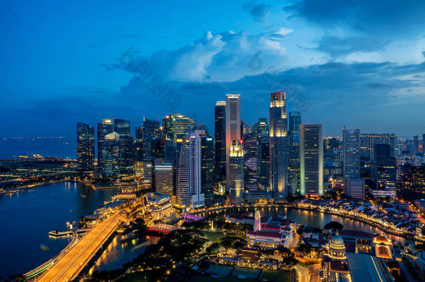 新加坡<strong>商务区</strong>天际在晚上在滨海湾，星