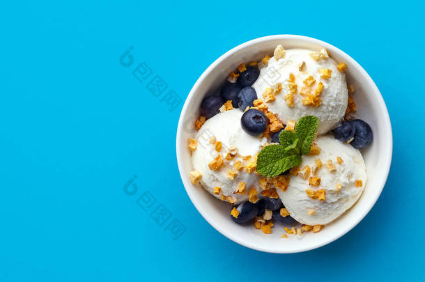 碗里的香草冰激淋与蓝莓和芒果片断