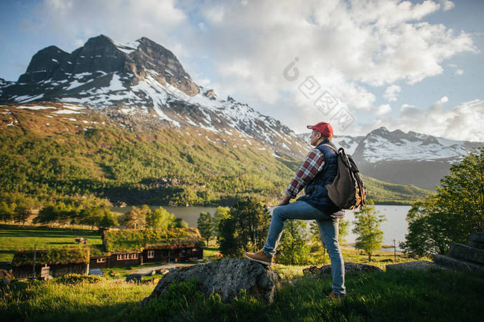 男子徒步旅行者在山