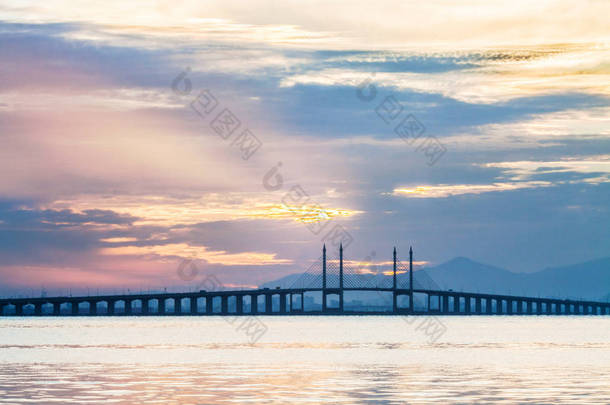 混凝土桥梁视图期间为背景的日出