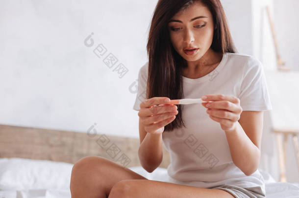 女人看着怀孕测试