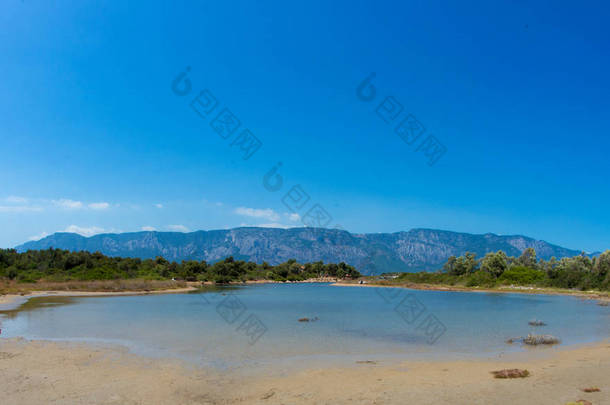 地中海的景观。山和土耳其海.