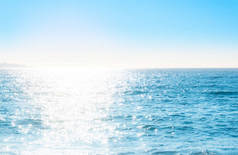 波光粼粼波纹的水表面与阳光