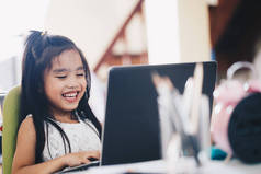 技术和早期教育。儿童使用笔记本电脑的乐趣和学习