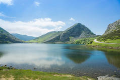 西班牙的自然美景： 夏天苏 Covadonga 的高山湖泊