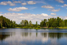 美丽的风景与湖和云彩。武奥克萨河湖--俄罗斯伊斯坦布尔州的一个风景如画的湖泊