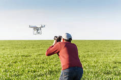 quadcopter 夏季户外、 航拍图像和娱乐概念 — — 会议的低空飞行的无人驾驶飞机和夏天场的绿色小麦，蓝色天空背景下，相互摄影专业摄影师.
