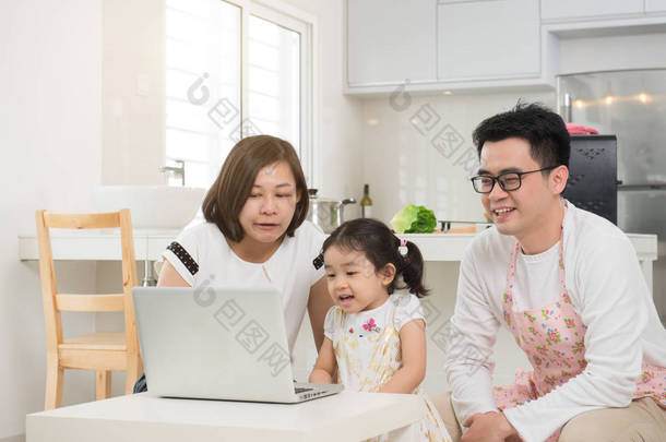 亚洲家庭冲浪互联网 