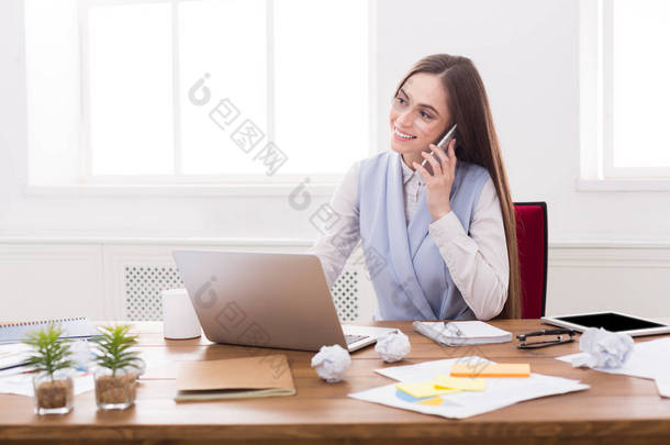 业务洽谈，咨询通过电话在办公室的女人