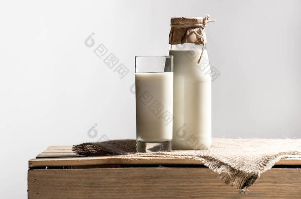 新鲜的<strong>牛奶</strong>，在玻璃和 jar