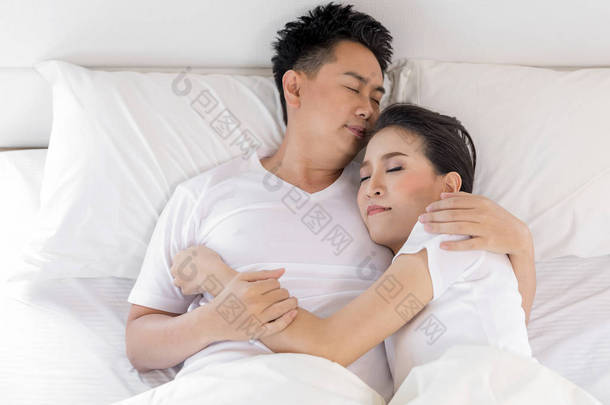 年轻恩爱的夫妻，在<strong>床上</strong>