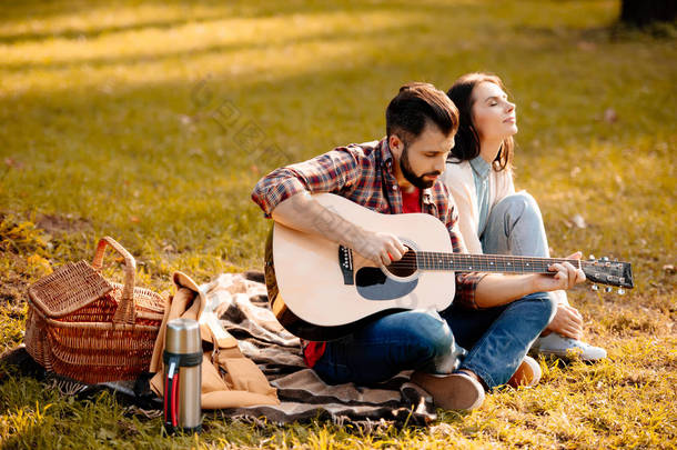 年轻男子与女友玩吉他