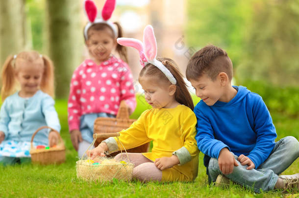 孩子们在公园里玩得很<strong>开心</strong>。复活节彩蛋狩猎概念