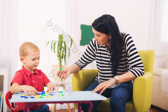 儿童男孩和母亲玩益智玩具 幼教