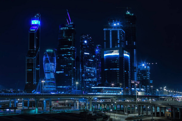 水平的生动蓝蓝的夜莫斯科市商务中心酒泉
