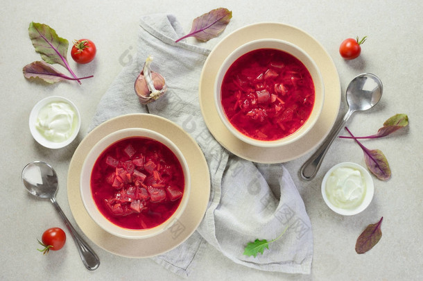 素食饮食甜菜根和蕃茄汤服务与轻的希腊语