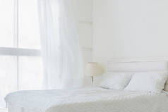 卧室白色窗帘