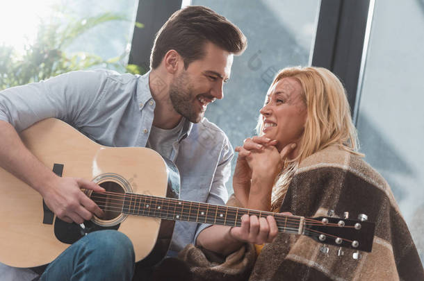 男人为女朋友弹吉他