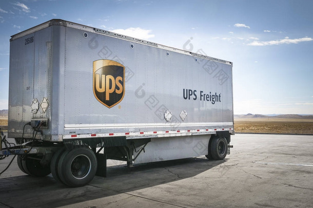 在荒凉的公路上的 Ups 轨道