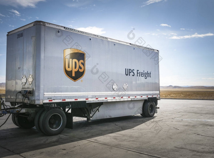 在荒凉的公路上的 Ups 轨道