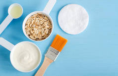 酸奶 (或希腊酸奶), 燕麦和橄榄油在一个小塑料勺-准备 diy 口罩, 磨砂和润肤的成分。自制化妆品。顶部视图, 复制空间. 