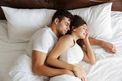 与丈夫睡在床上的孕妇