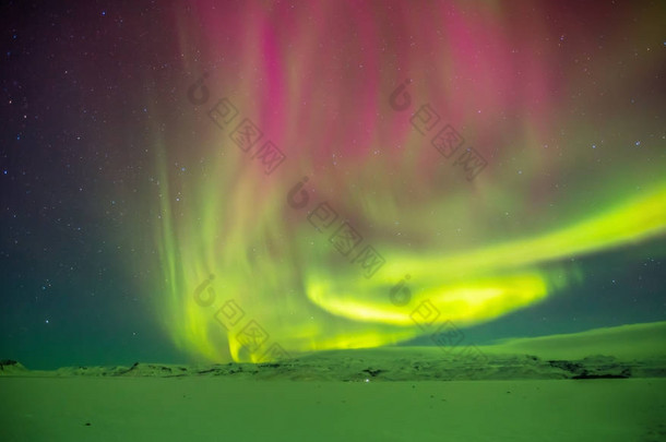 美丽的北极光在冰岛, 在初冬时期拍摄