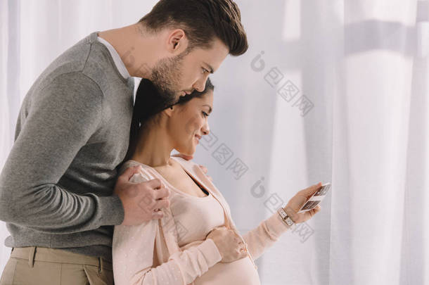 孕妇和丈夫看超声诊断照片