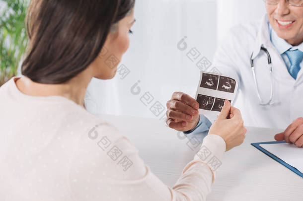 医生的裁剪图像显示孕妇超声诊断照片