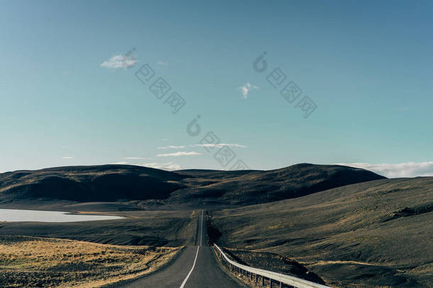冰岛风景秀丽的<strong>山</strong>之间的<strong>空</strong>沥青路