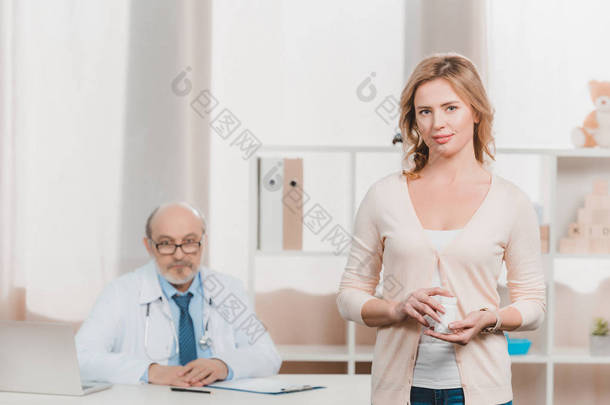 在门诊工作的高级医生的手部有选择地集中用药的妇女