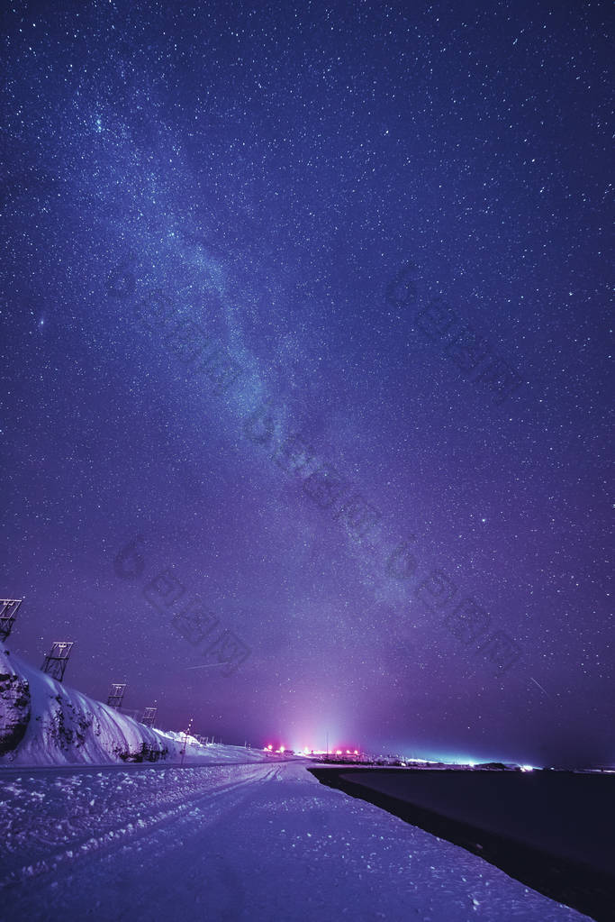 与多彩银河系和黄灯在山的夜景观。满天星斗的天空，在夏天的小山。美丽的宇宙。空间背景