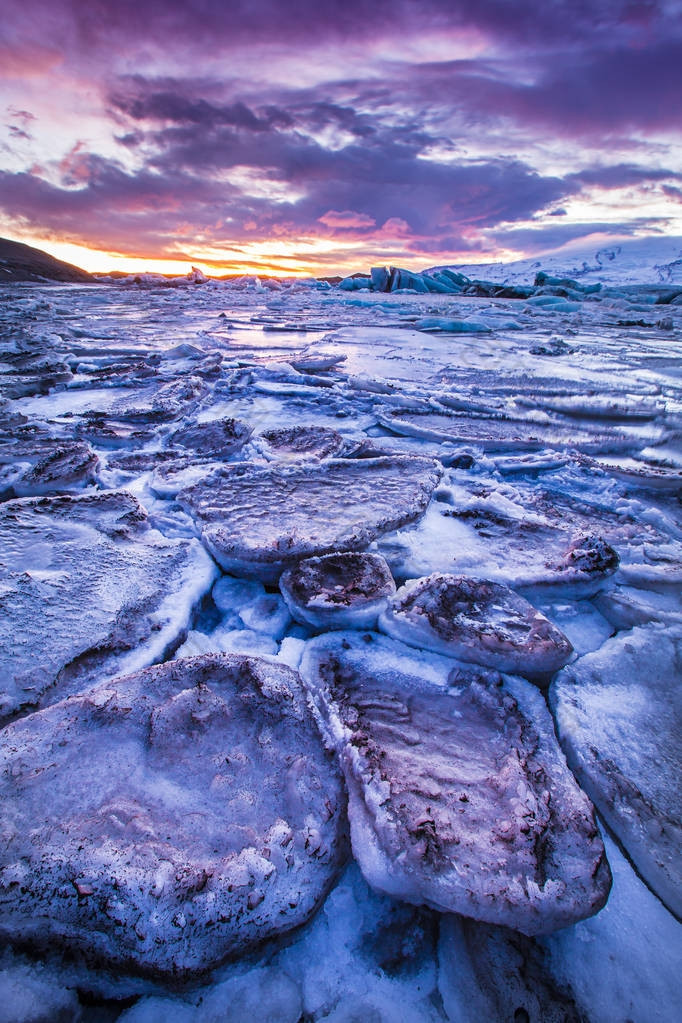 冰岛日落时 Jokulsarlon 冰川湖中的冰山