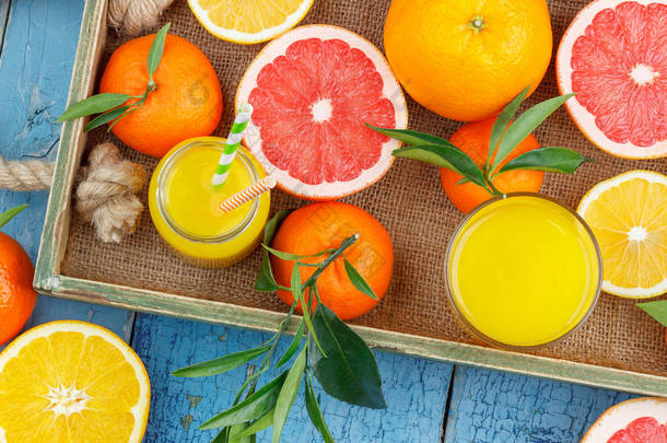不同的水果和新<strong>鲜橙汁</strong>的玻璃