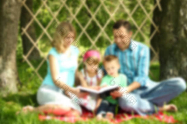 年轻的家庭阅读圣经 》