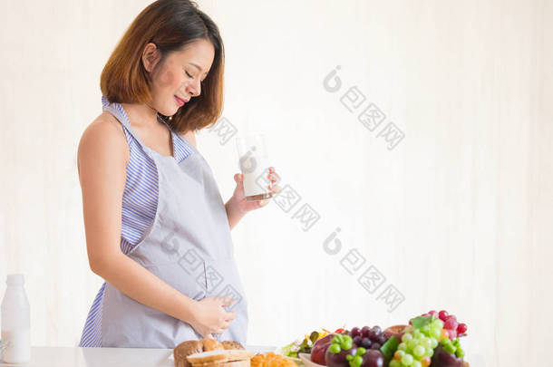 快乐<strong>怀孕</strong>的妇女喝牛奶, 健康的营养在孕