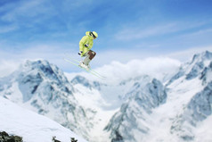 滑雪者在山中跳跃。极限滑雪运动。自由.