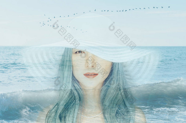 蓝头发年轻女子的双重<strong>曝光</strong>画像与海景图像结合.