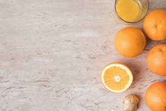 大理石桌面上的桔子和橙汁的顶部视图