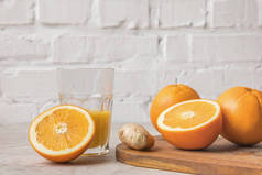 自制橙汁桔子配姜在大理石桌上