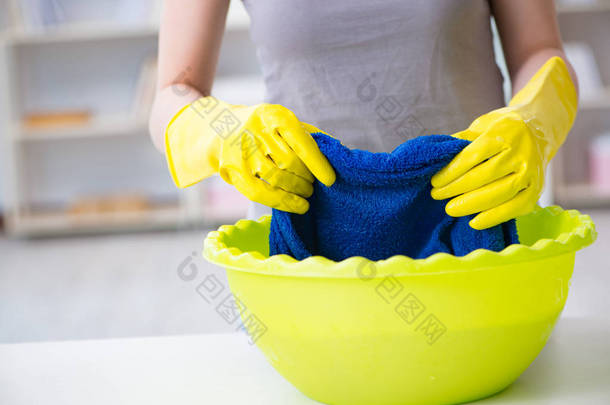 在家打扫卫生的女人