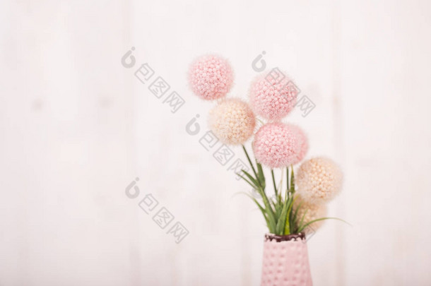 情人节、母亲节或妇女日的花卉组成。旧的白色木制背景上的<strong>粉红花</strong>朵.