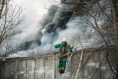 火和强的烟在燃烧的工业大厦, 危险事故灾害