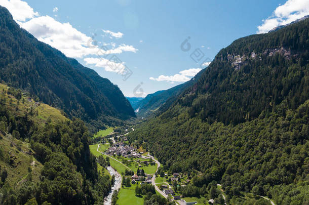 空中视图在小行政区格劳宾登在瑞士