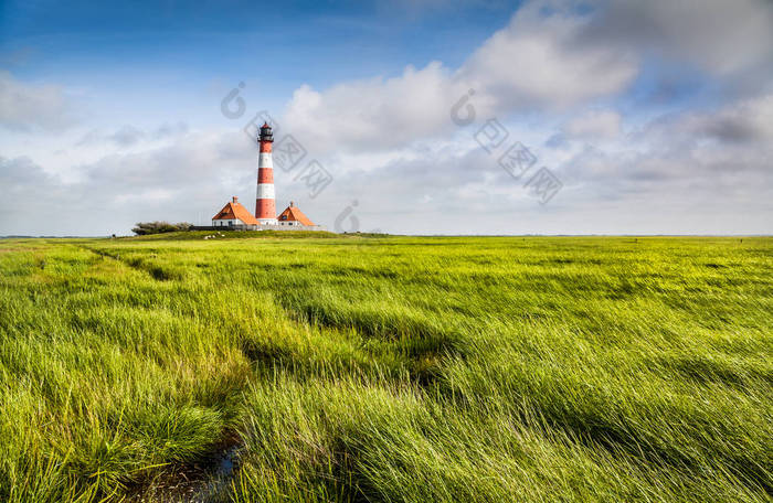 美丽的风景与背景在北海的 nordfriesland、 石勒苏益格-荷尔斯泰因、 德国著名的 westerheversand 灯塔